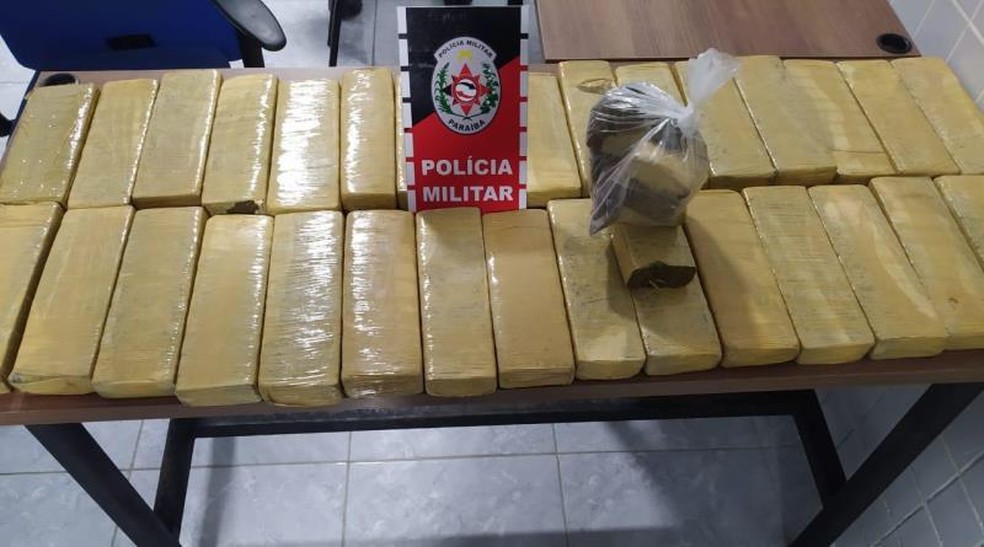 Droga estava em um cômodo, dentro de uma caixa, distribuída em mais de 30 tabletes.  — Foto: Divulgação/Polícia Militar