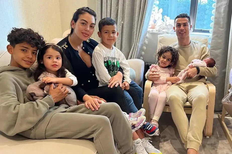 Georgina Rodríguez e Cristiano Ronaldo com os filhos deles