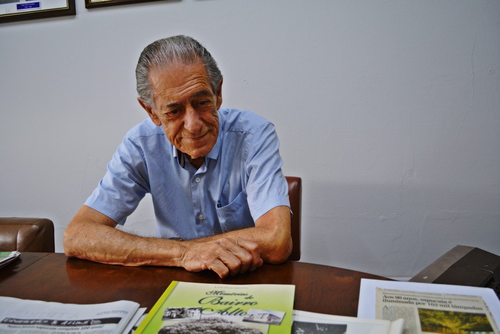 Luiz Nascimento escreveu livro com histÃ³ria do bairro Alto e imagens antigas do bosque em Piracicaba â?? Foto: Samantha Silva/G1