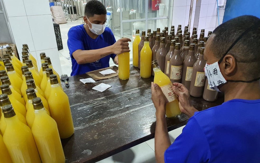 Produção de licor em Cachoeira, na Bahia — Foto: Rosival Pinto/Arquivo Pessoal