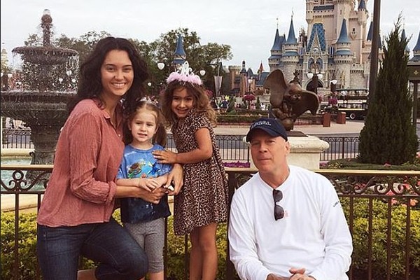 O ator Bruce Willis com a atual esposa e as duas filhas mais novas (Foto: Instagram)