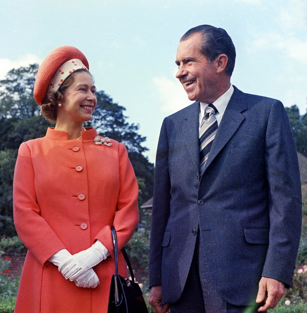 Rainha Elizabeth II e Richard Nixon, em Chequers, Buckinghamshire, Inglaterra, em 1970 — Foto: AP/Arquivo