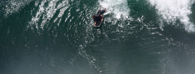 Ondas gigantes em Itacoatiara: surfistas aproveitam a ressaca no Costão — Foto: Aporé de Paula