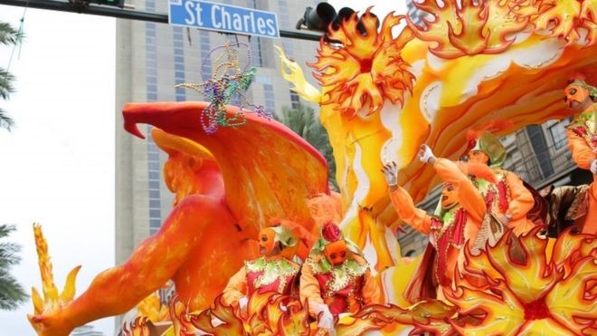 Carnaval em Nova Orleans; há temor de que o coronavírus tenha um efeito tão devastador quanto o de tragédias anteriores. (Foto: EPA, via BBC News Brasil)