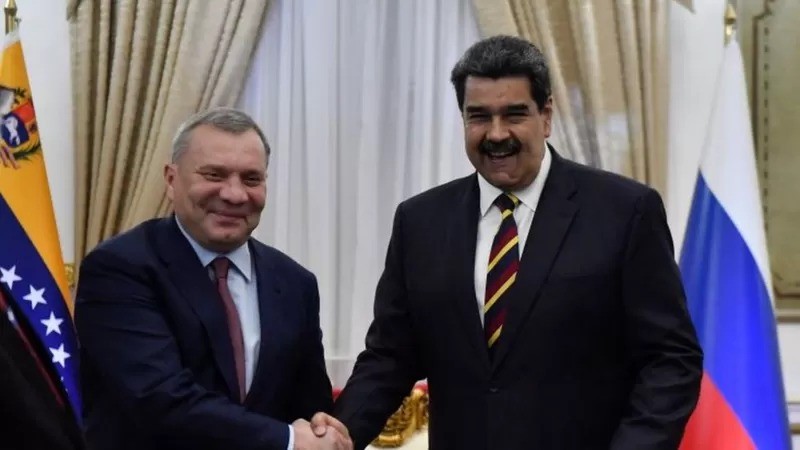 Maduro, na foto ao lado do vice-primeiro-ministro russo, Yuri Borisov, é aliado de Putin (Foto: Getty Images )