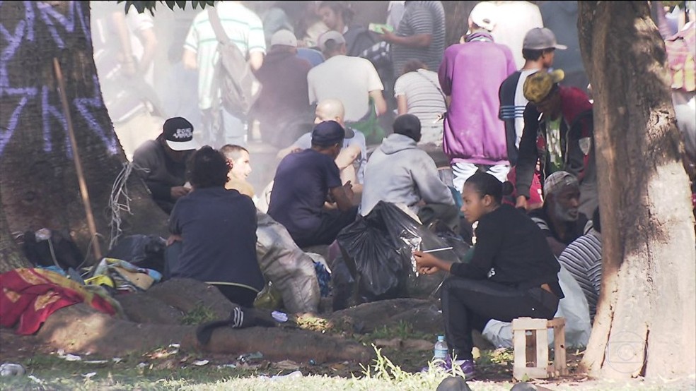  Usuários de crack se reúnem na Cracolândia, em São Paulo (Foto: Reprodução / TV Globo )