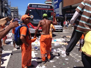 Garis espalharam lixo em manifestação na manhã desta segunda (Foto: Ketherine Giovanessa/Arquivo Pessoal)