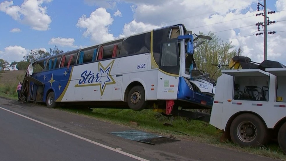 Acidente entre ônibus e caminhão deixou dezenas de mortos em rodovia de Taguaí (SP) — Foto: Reprodução/TV TEM