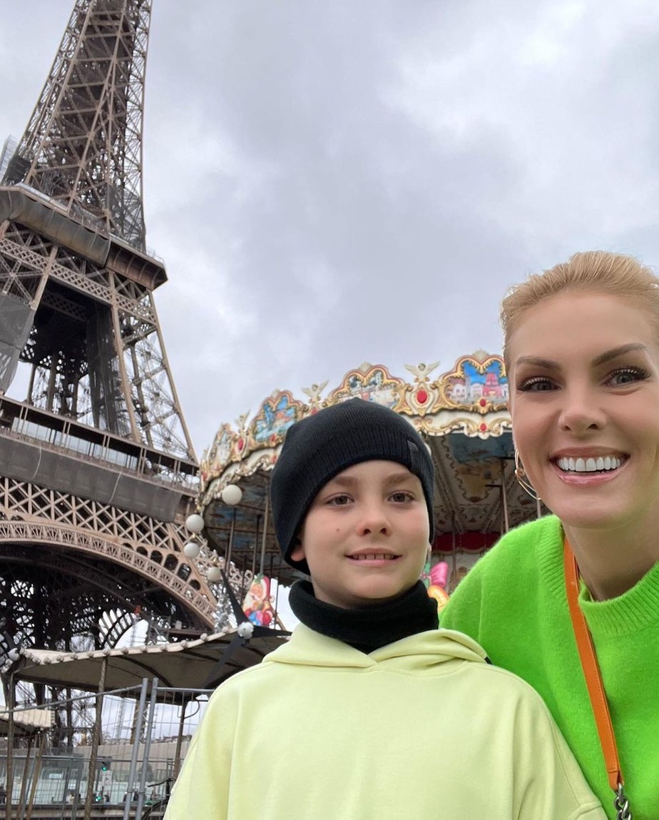 Ana Hickmann com o filho em frente à Torre Eiffel, em Paris