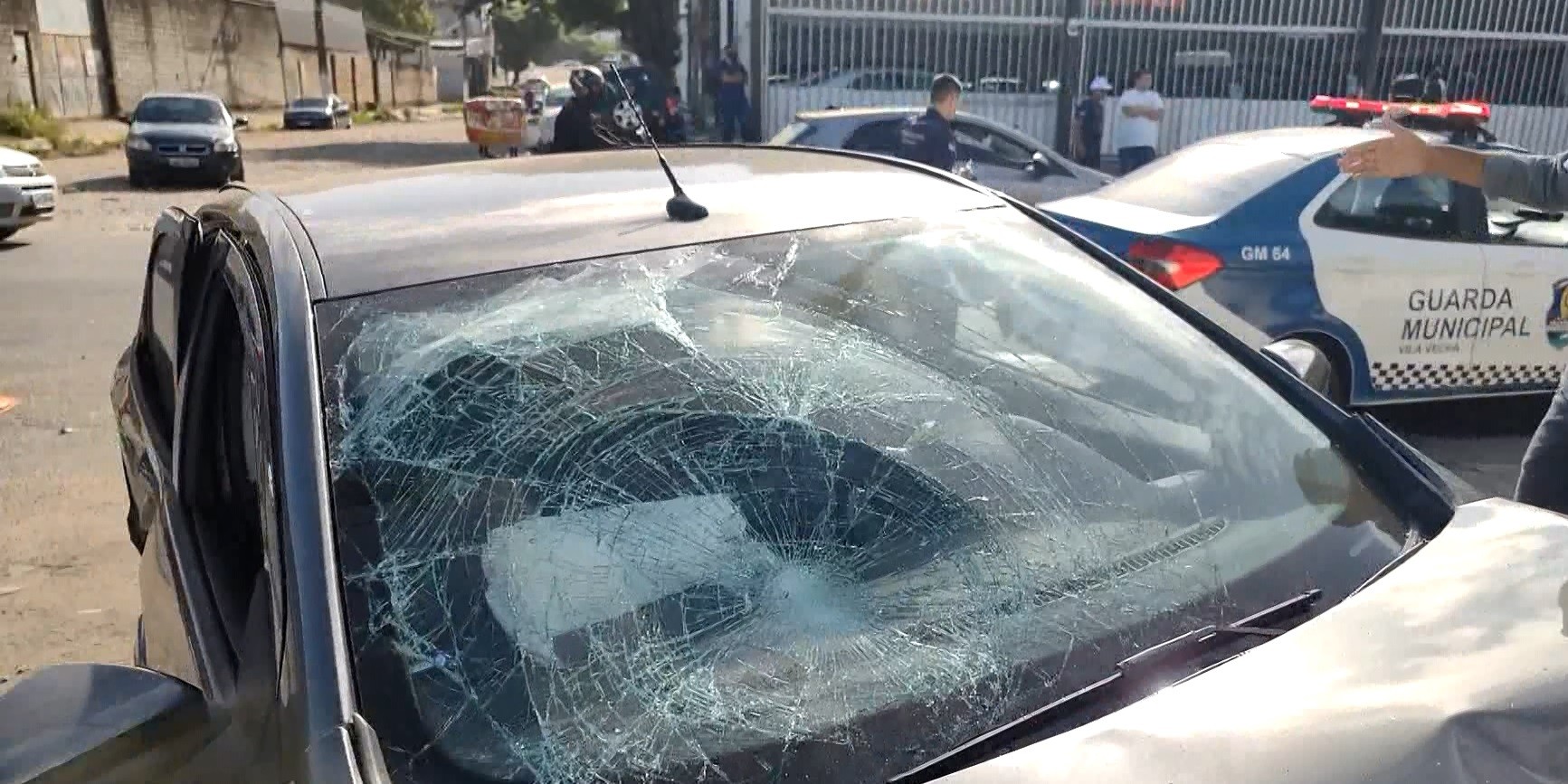 Motorista atropela ciclista, foge do local e depois bate em outro carro em Vila Velha, ES