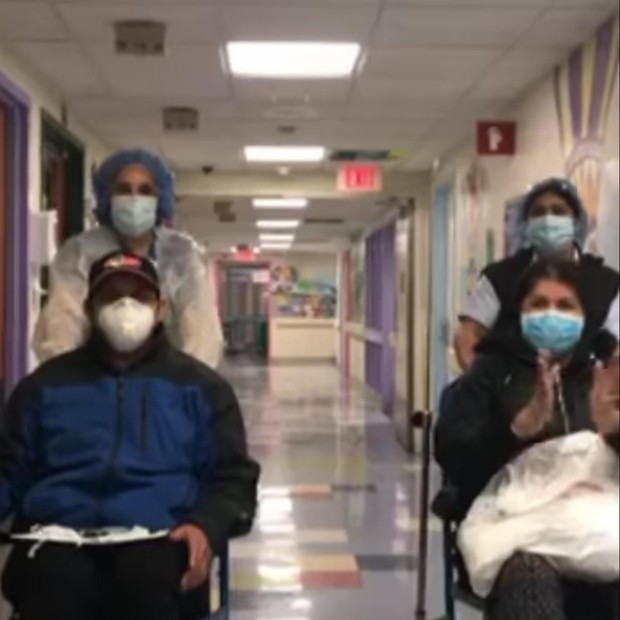 Covid-19: pacientes curados deixa hospital em Ny ao som de Don’t Stop Believin (Foto: Reprodução/Instagram)