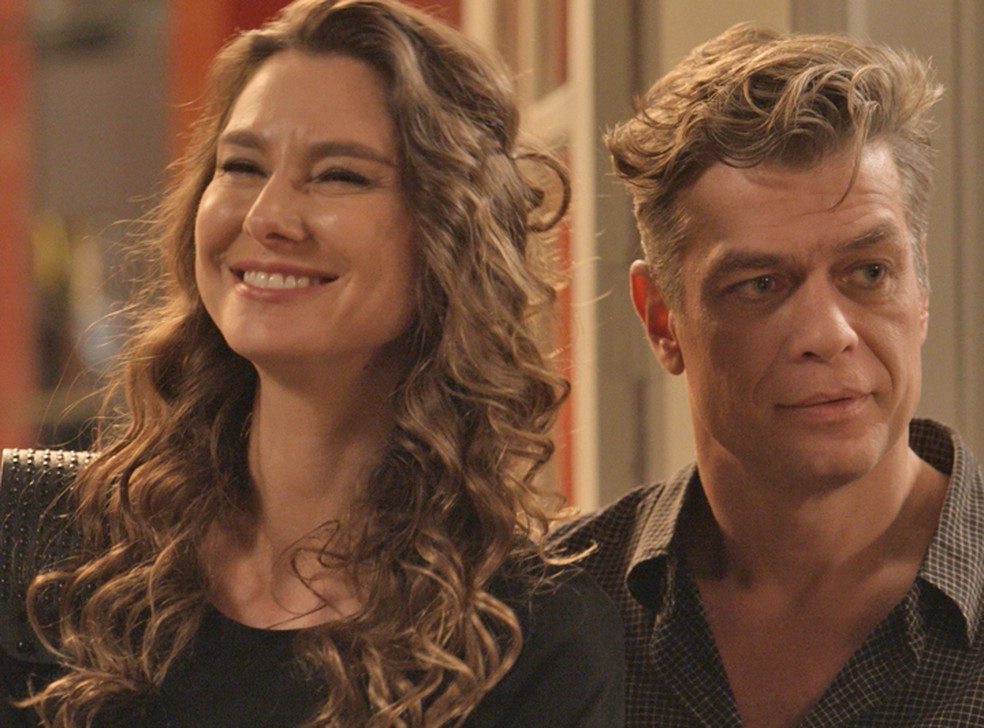 Arthur (Fábio Assunção) fica surpreso com mudança de Carolina (Juliana Paes) — Foto: TV Globo