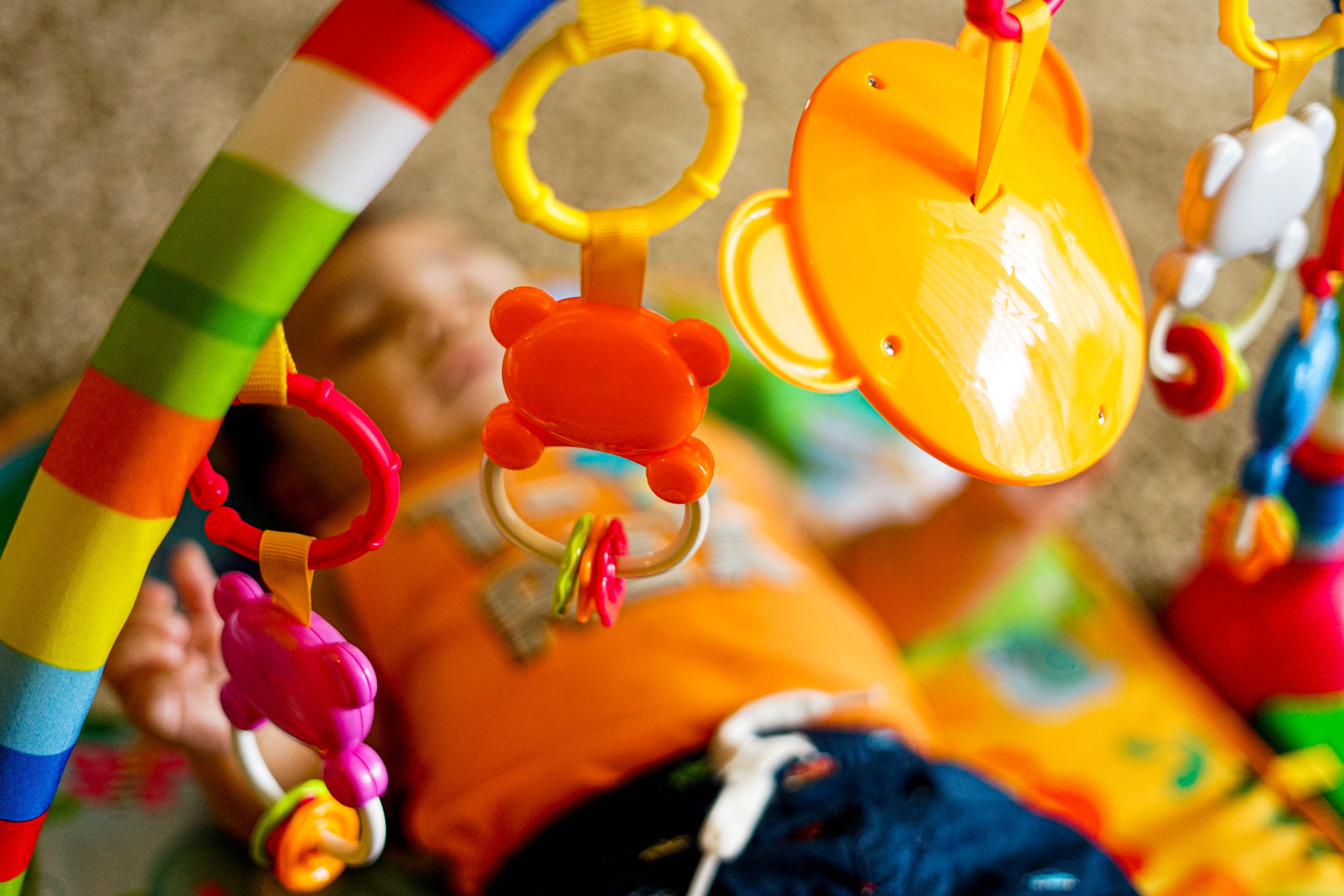 Bebês devem ser estimulados a segurar e alcançar objetos desde o nascimento (Foto: Tai's Captures/Unsplash)