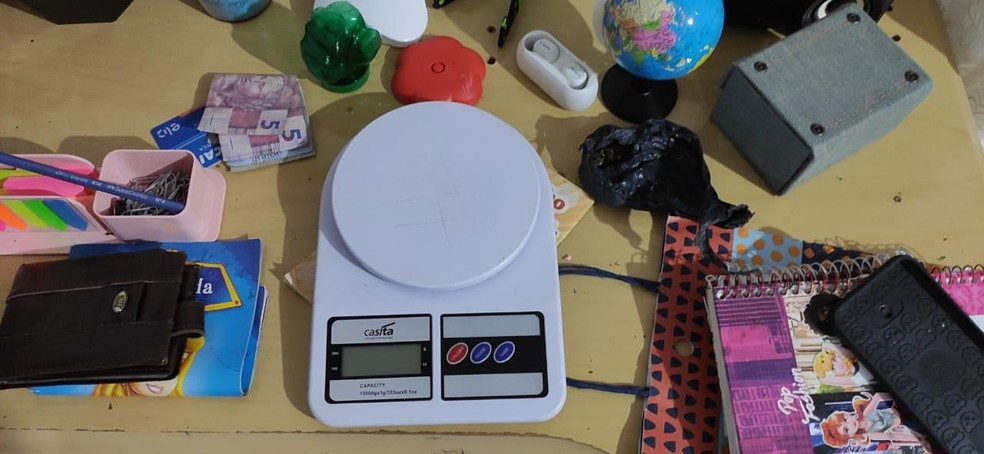 Balança, droga e dinheiro apreendidos durante operação 'Fragmentado', da PCDF — Foto: PCDF/Divulgação