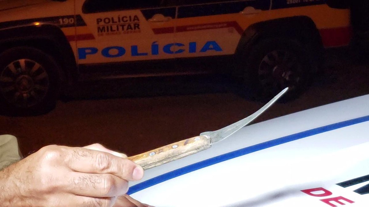 Dono de bar leva facada por recusar vender pinga a um cliente; golpe atingiu celular no bolso dele