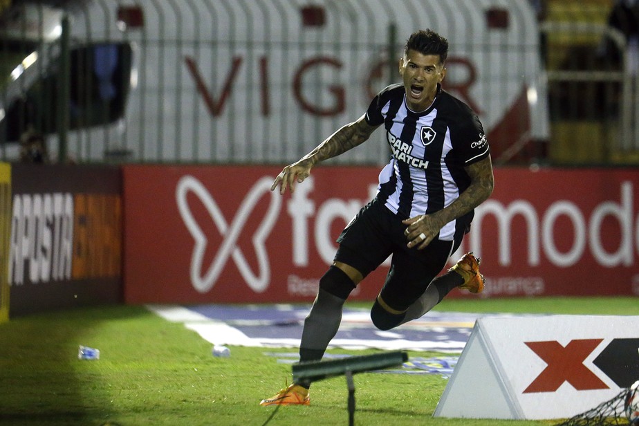 Victor Cuesta comemora gol do Botafogo sobre a Portuguesa