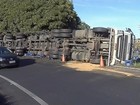 Caminhão com cerveja tomba e carga fica espalhada na via em Marília 