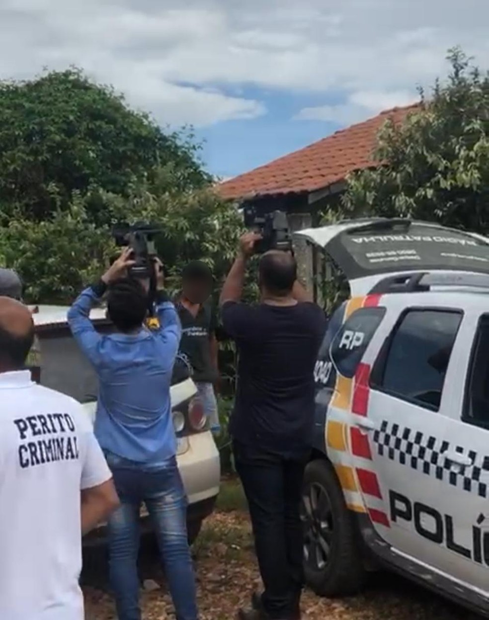 Pais foram conduzidos à delegacia — Foto: Divulgação