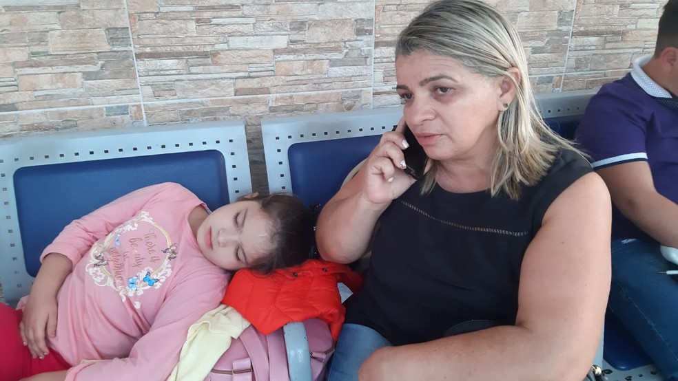 "Foi desesperador como mãe passar por uma situação dessa", disse servidora pública Ivanilda Arceno, no aeroporto de Juazeiro do Norte — Foto: Lorena Tavares/SVM