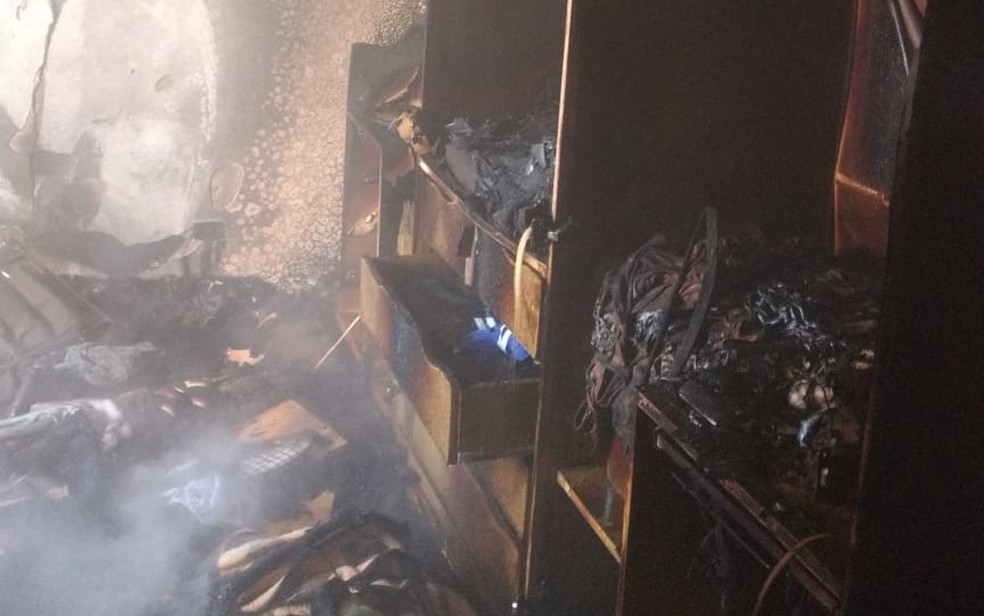 Móveis da residência foram destruídos pelo fogo — Foto: Arquivo pessoal