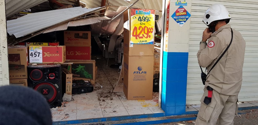 Teto de loja em AraguaÃ­na desabou (Foto: Felipe MaranhÃ£o/TV Anhanguera)