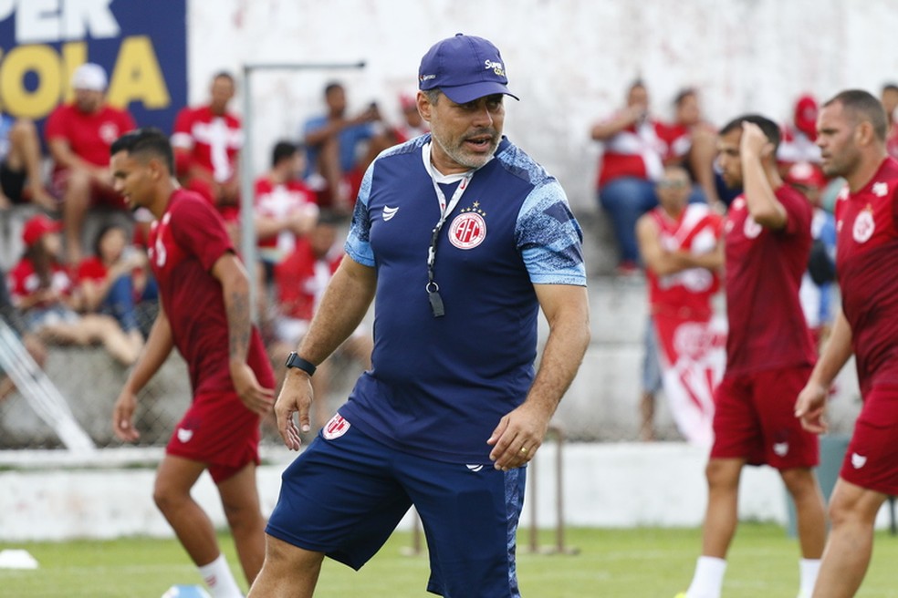 Torcedores tiveram acesso ao primeiro treino de Leandro Sena como t&eacute;cnico efetivado &mdash; Foto: Canind&eacute; Pereira/Am&eacute;rica FC