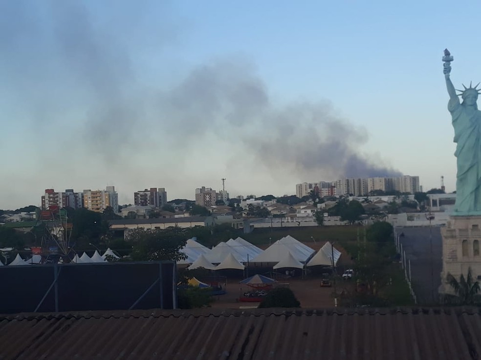 Incêndio começou na tarde desta segunda-feira (1º), segundo a Brigada Municipal de Porto Velho.  — Foto: Maríndia Moura/Rede Amazônica