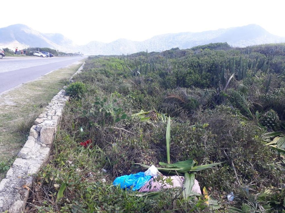 Corpo foi encontrado envolto em sacos plásticos em Grumari — Foto: Arquivo Pessoal