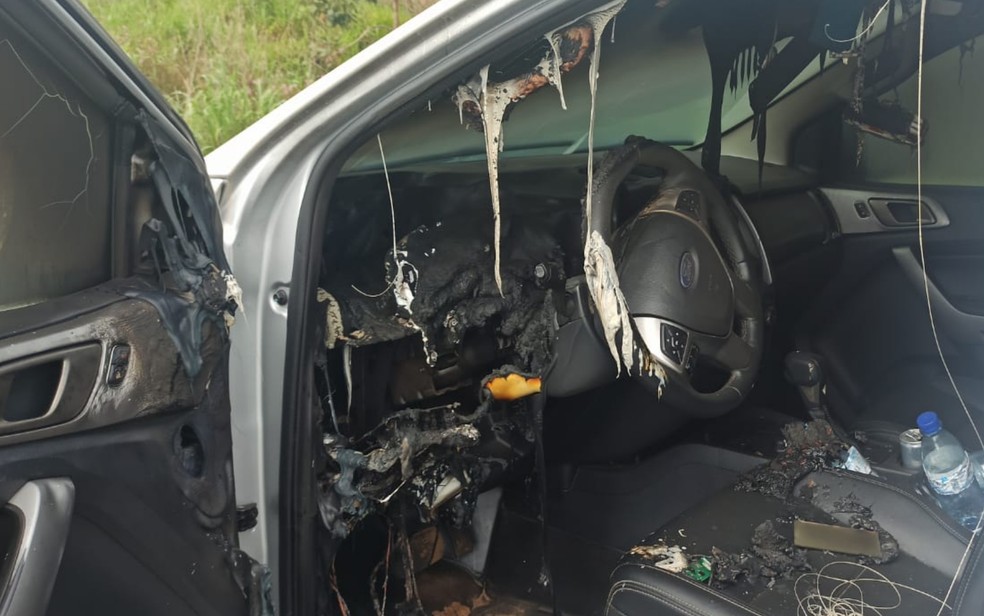 Painel de caminhonete derretido após ser atingida por raio, em Goiás — Foto: Arquivo Pessoal/Josimar- 'Nego Bill'