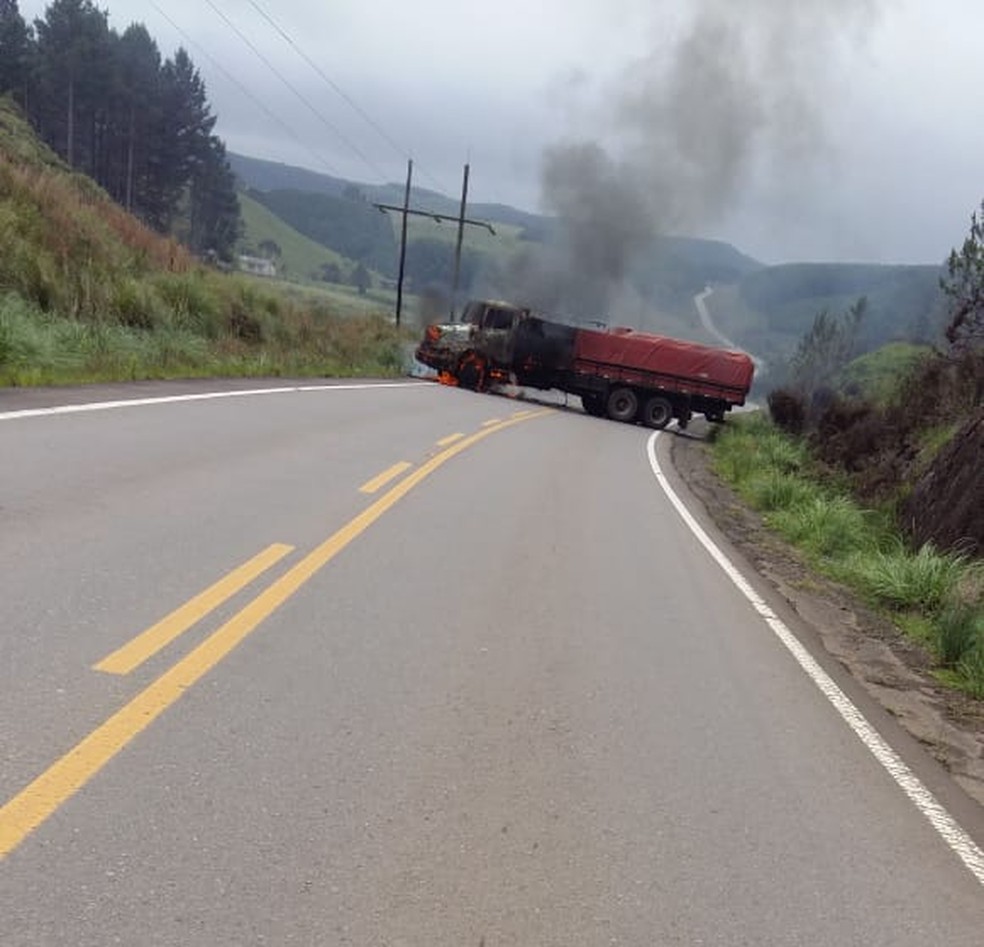 CaminhÃ£o foi usado para obstruir a rodovia. â€” Foto: Arquivo Pessoal
