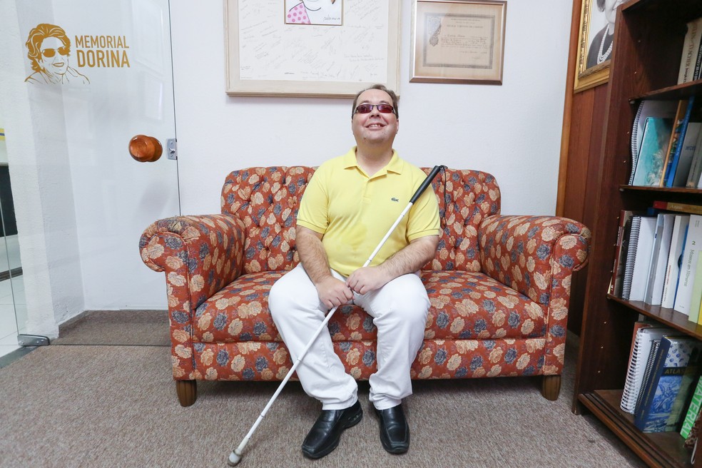 Marcos Aparecido da Silva perdeu totalmente a visão há 8 anos — Foto: Celso Tavares/G1