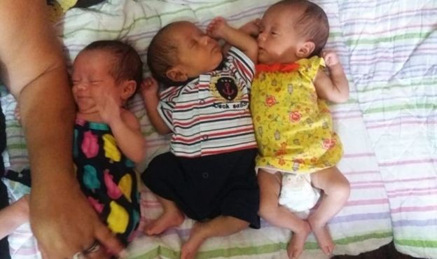 Trigêmeos com 15 dias de vida. Eles nasceram com 34 semanas, idade gestacional considerada prematura (Foto: Arquivo pessoal via BBC Brasil)