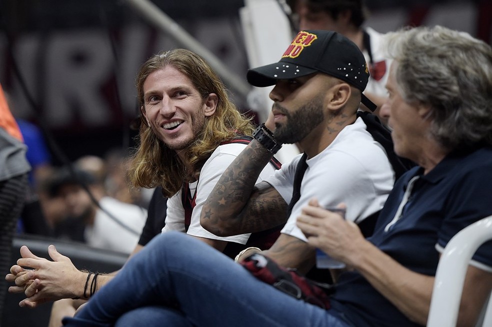 Filipe Luís, Gabigol, Jorge Jesus e João de Deus prestigiaram jogo de basquete do Flamengo na quinta — Foto: Divulgação/Fiba