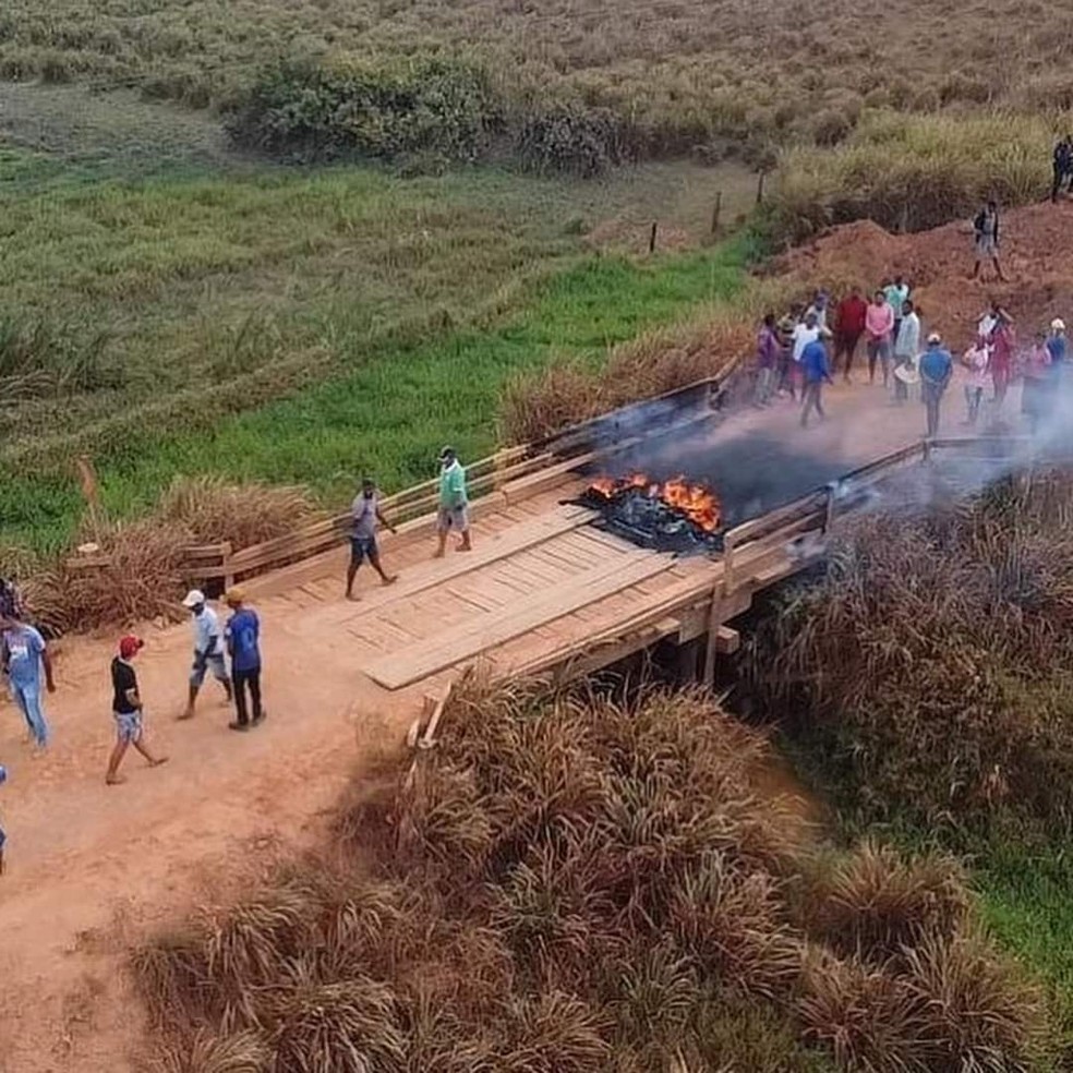 Garimpeiros bloqueiam rodovia para impedir comboio do Exército e da Força Nacional no Pará. — Foto: Reprodução / Autor desconhecido