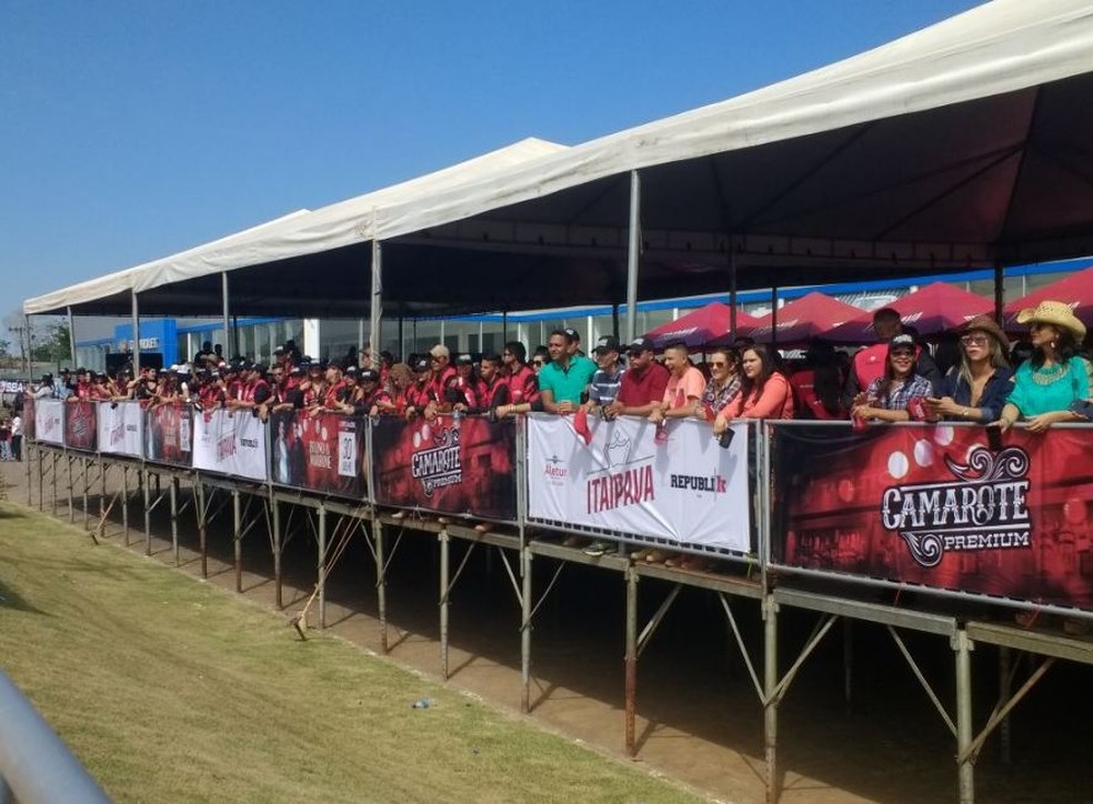 Algumas pessoas optaram acompanhar a Cavalgada no Camarote (Foto: Quésia Melo/G1)