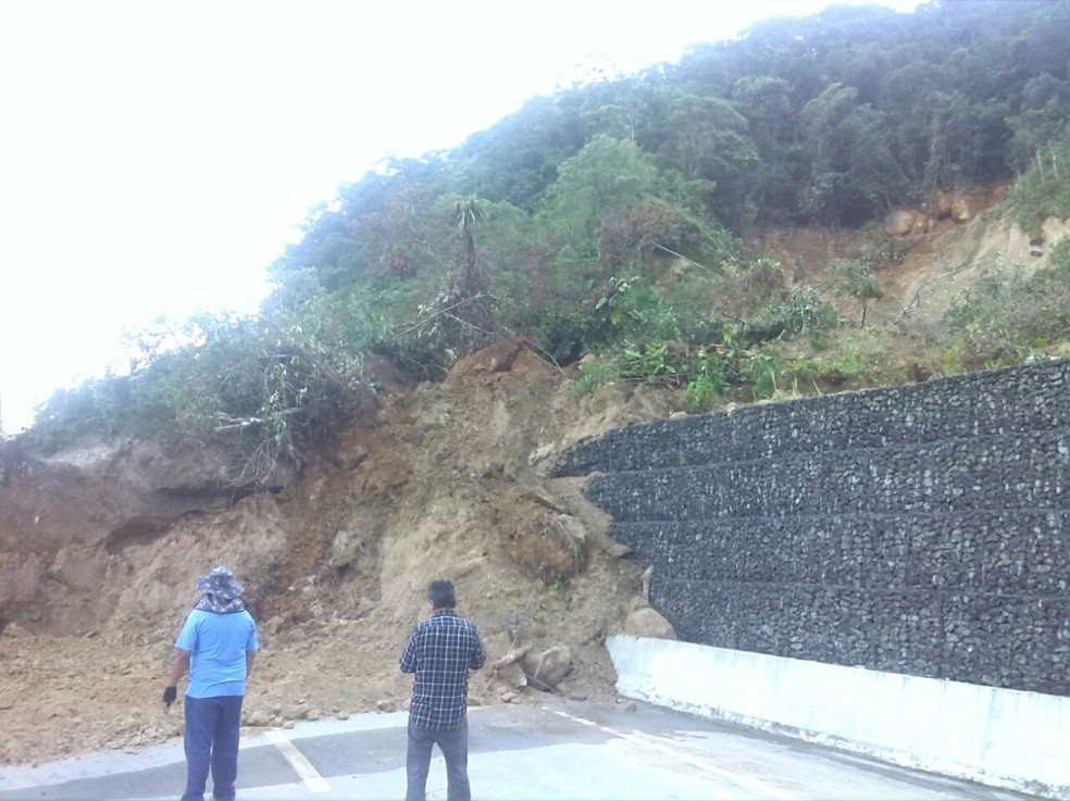 Queda de barreira aconteceu no local onde eram feitas manutenções (Foto: Divulgação/Polícia Rodoviária)