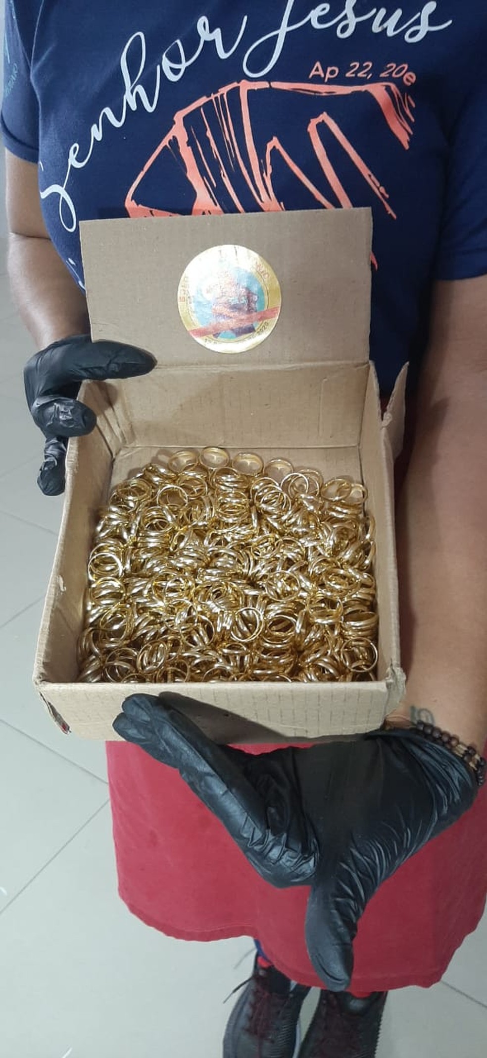 500 alianças estarão em bolos de pote vendidos pelo sistema drive-thru na paróquia Santo Antônio, em Campo Grande (MS) — Foto: José Aparecido/TV Morena