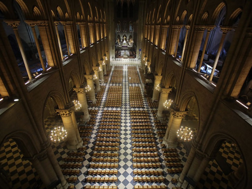 O interior da catedral visto de cima — Foto: Remy de la Mauviniere/AP
