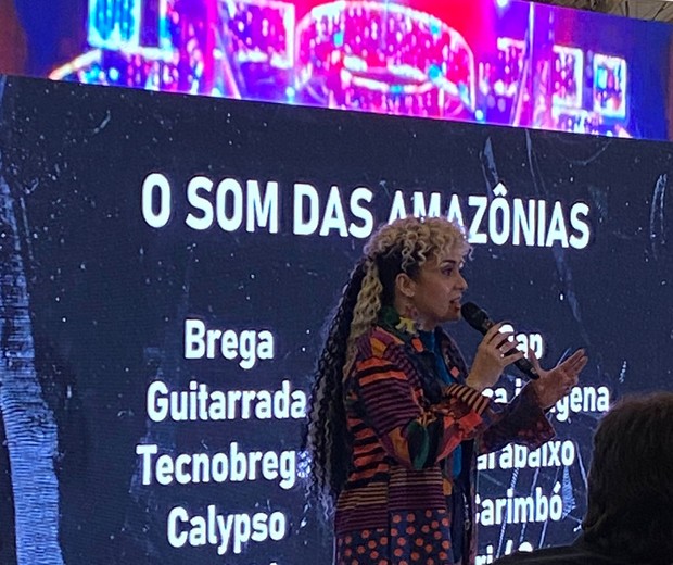 Aíla falando dos sons da Amazônia (Foto: Rafael Godinho/ Quem)