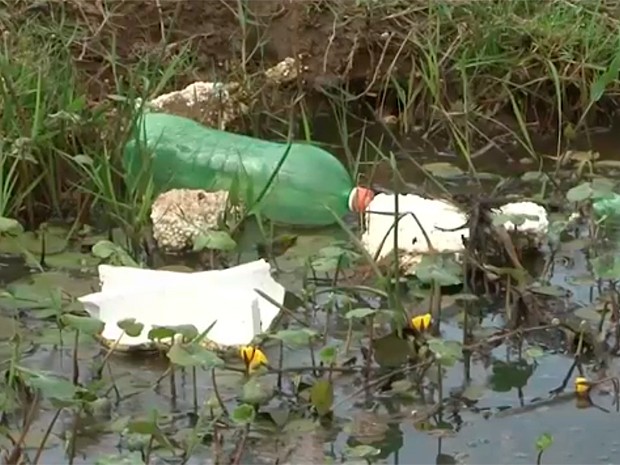 Córrego poluído tem lixo. Vitória da Conquista, Bahia (Foto: Reprodução/ TV Bahia)