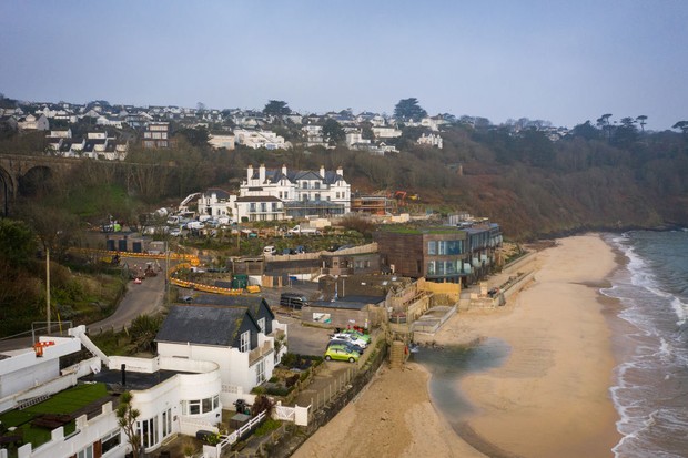 CARBIS BAY, UNITED KINGDOM - MARCH 02: The Carbis Bay Estate hotel and beach, set to be the main venue for the upcoming G7 summit, is seen from a drone on March 02, 2021 in Carbis Bay, Cornwall, United Kingdom. The June summit will be the first face-to-fa (Foto: Getty Images)