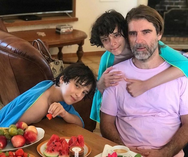 Petrit Spahira, marido de Maria Fernanda Cândido, com os dois filhos do casal (Foto: Reprodução/Instagram)