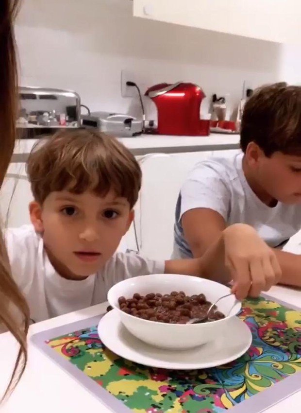 Claudia Leitte se diverte na cozinha com os filhos Davi e Rafael. Veja o cômodo (Foto: Instagram/ Reprodução)