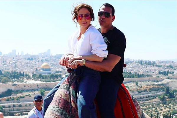 A cantora Jennifer Lopez com o noivo, o ex-jogador de beisebol Alex Rodriguez (Foto: Instagram)