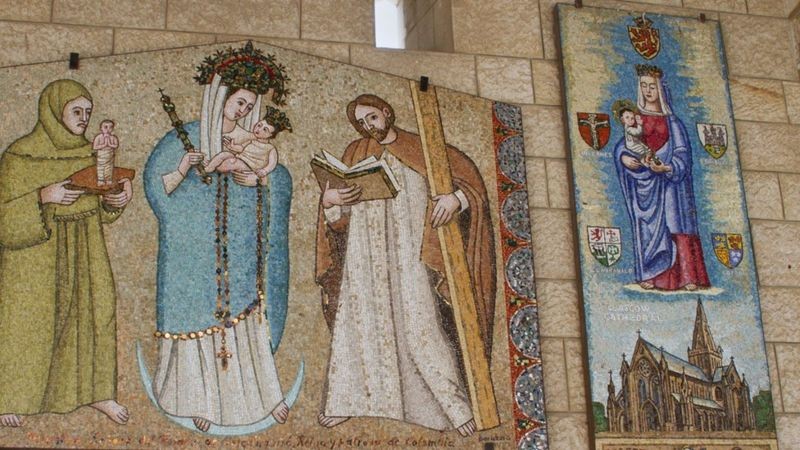 A basílica da Anunciação tem imagens de Maria enviadas por diversos países; na Escócia ela é representada como branca (Foto: GETTY IMAGES)