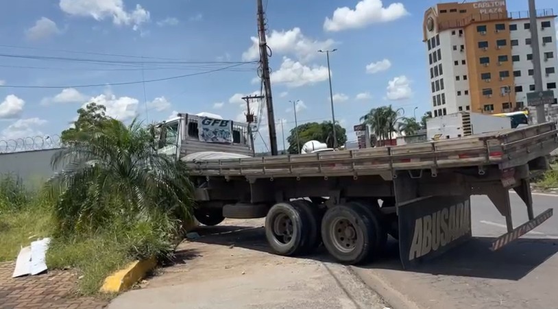 Caminhão sai da pista e quase atinge parede de condomínio em Uberlândia; veja vídeo