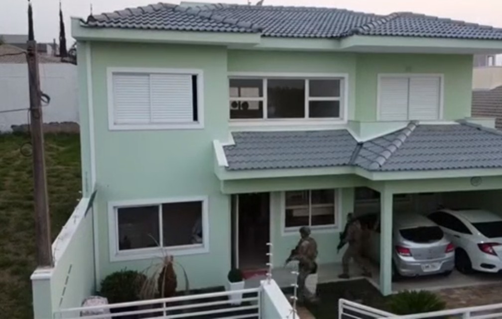 Policiais durante operação na casa de um dos investigados, em Indaiatuba — Foto: Divulgação/ Polícia Federal