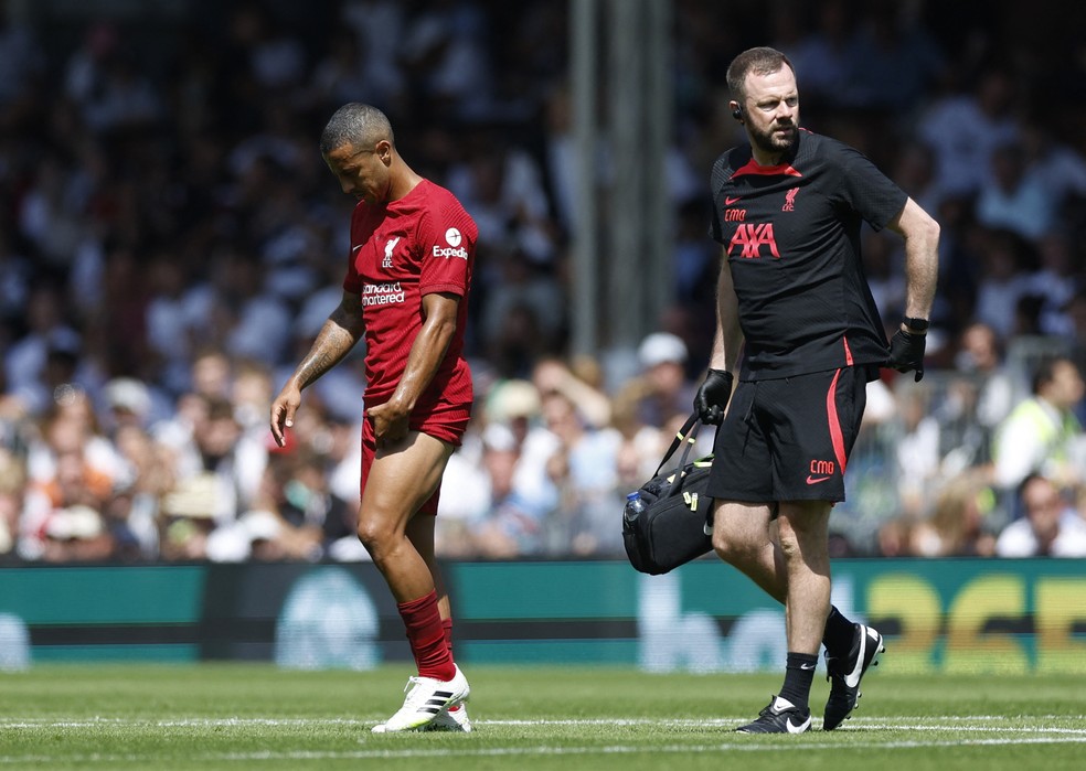 Thiago Alcântara sente lesão na coxa esquerda e deixa o jogo entre Liverpool e Fulham — Foto: Reuters