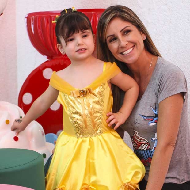 Patrícia Maldonado e a filha caçula, Maitê, vestida como a princesa Bela (Foto: Divulgação)