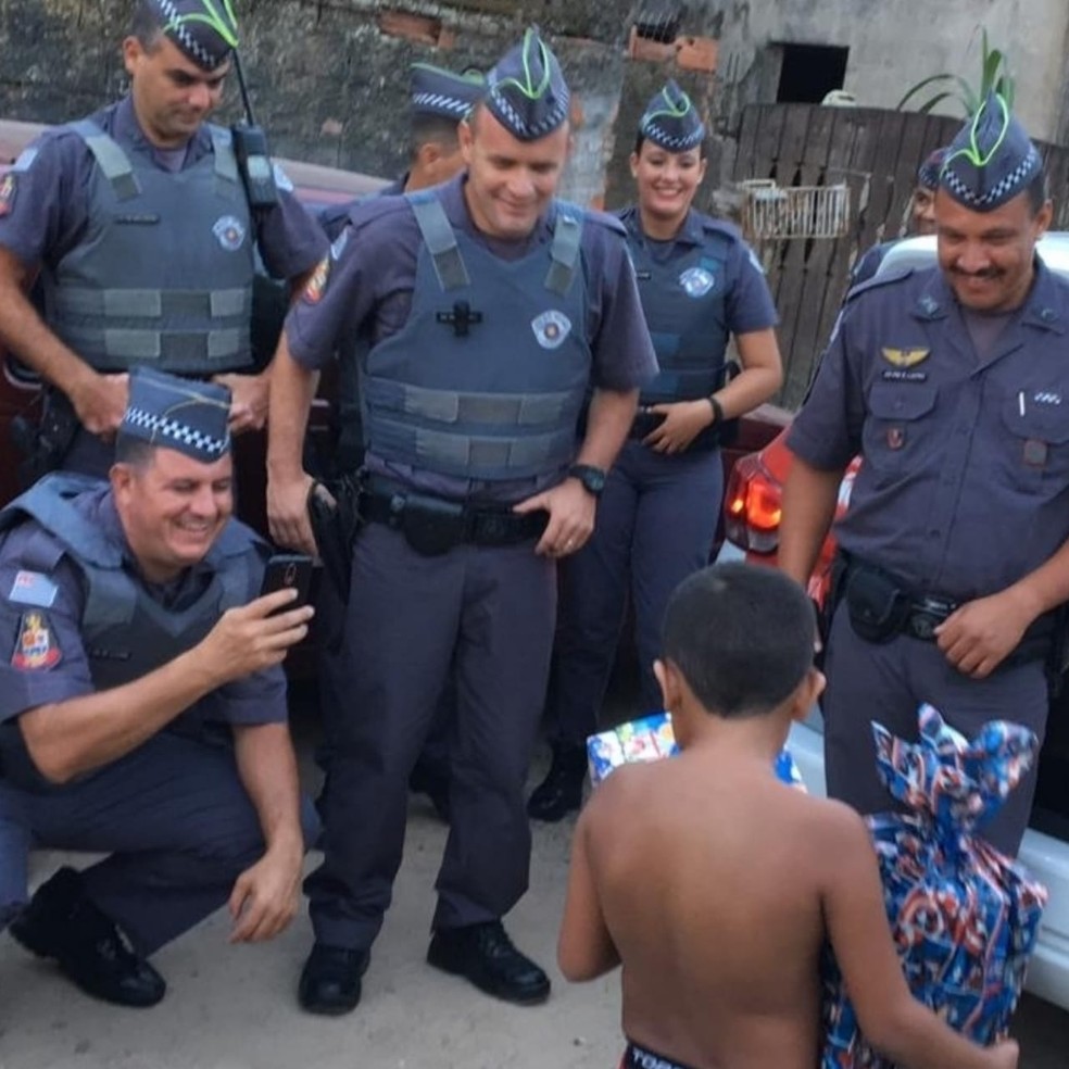 Jorge Henrique completou 8 anos e ganhou diversos presentes de policiais militares — Foto: Divulgação/Polícia Militar